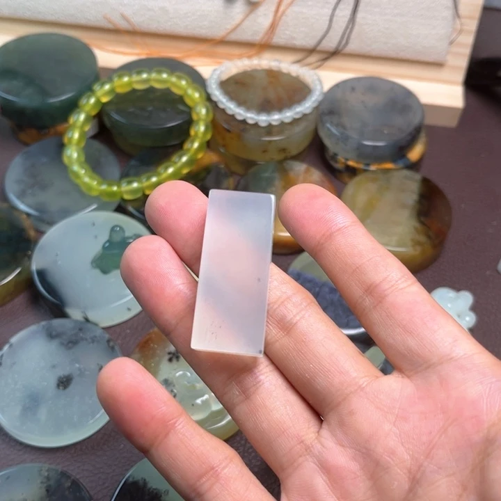 未镶嵌蛇纹石玉颈饰