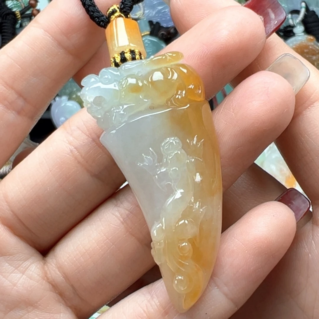 翡翠颈饰未镶嵌龙牙