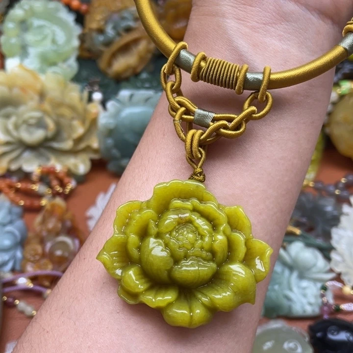 蛇纹石玉未镶嵌吊坠