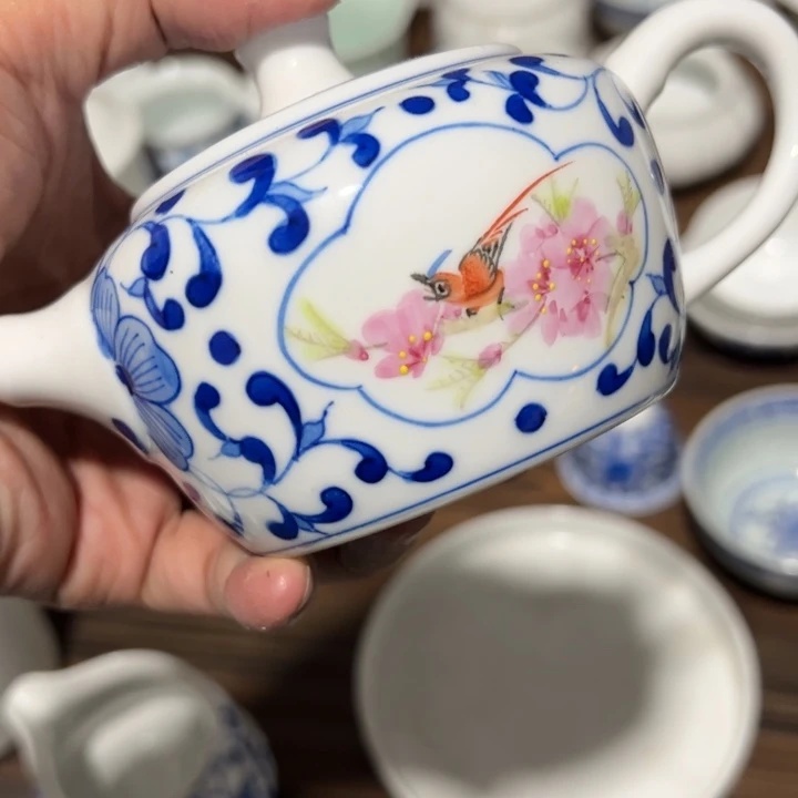 手绘正价茶壶一个