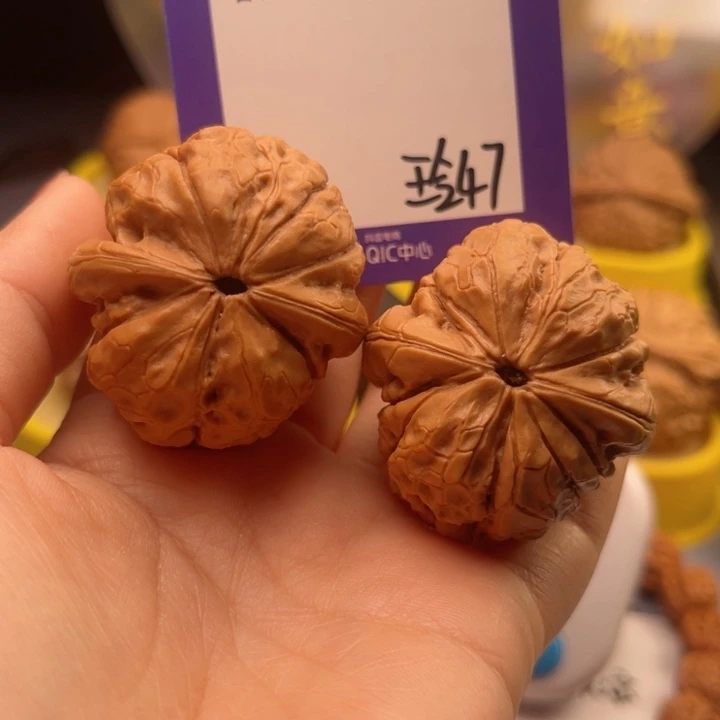 文玩核桃把件冰**提文玩核桃把件47