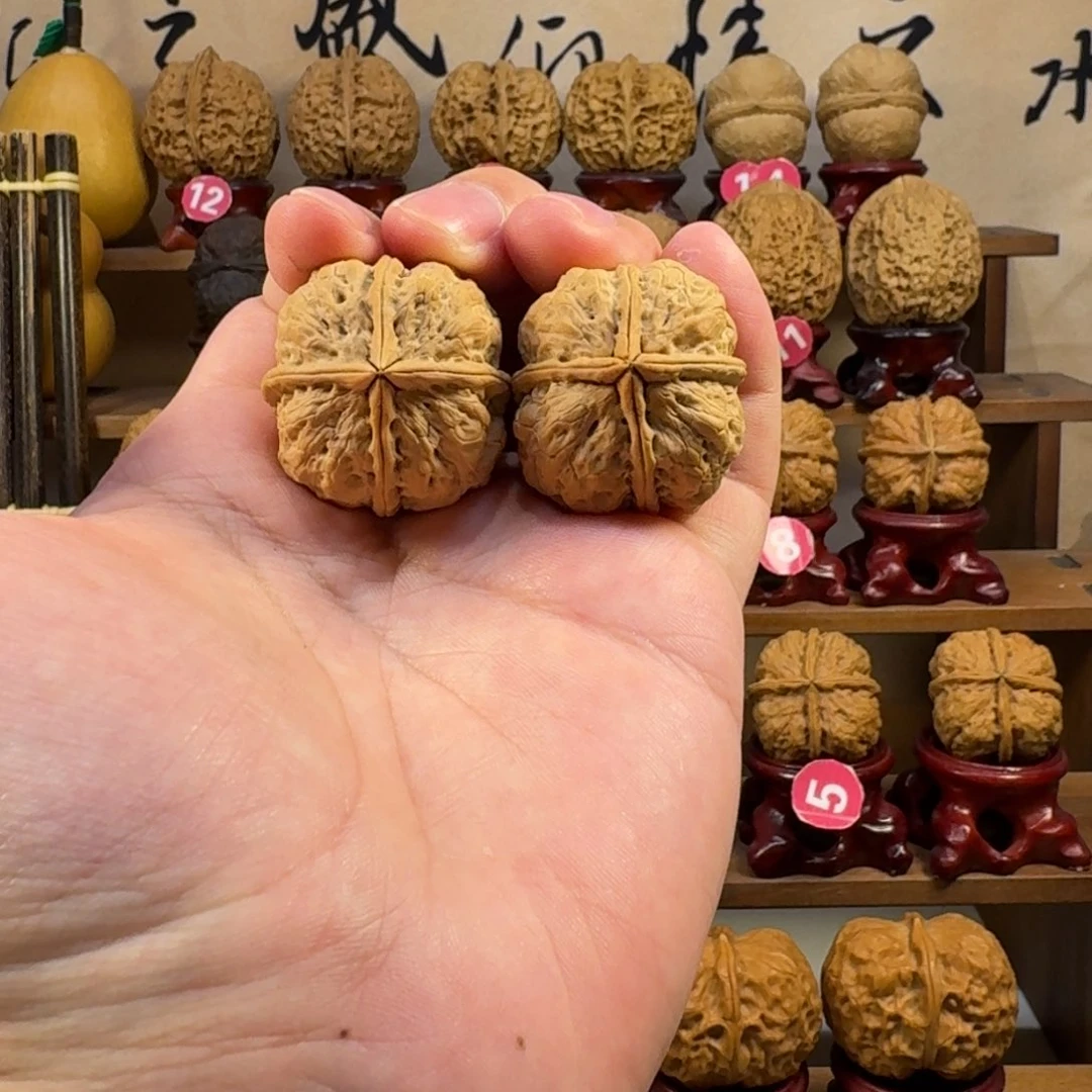 铁核桃把件龙脊四方