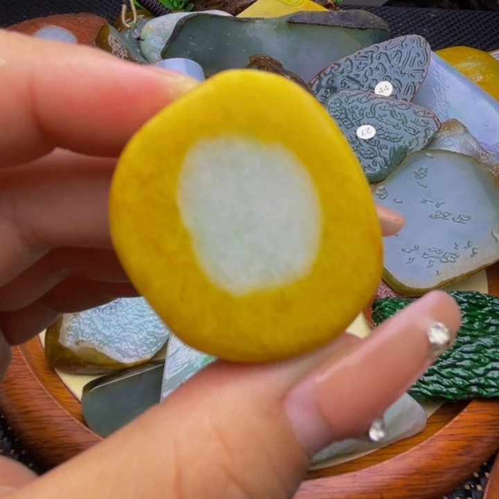 翡翠挂件未镶嵌翡翠