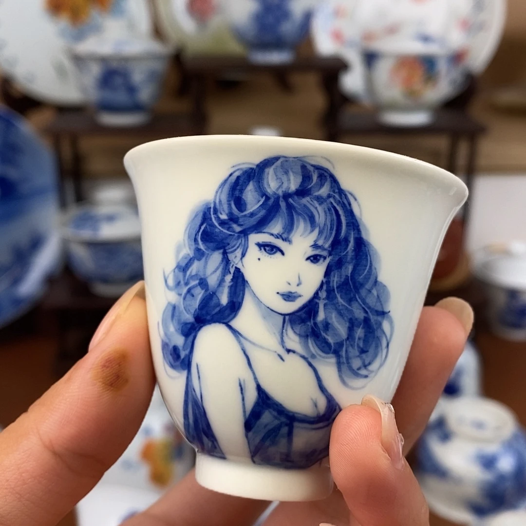 青花手绘美女铃铛杯