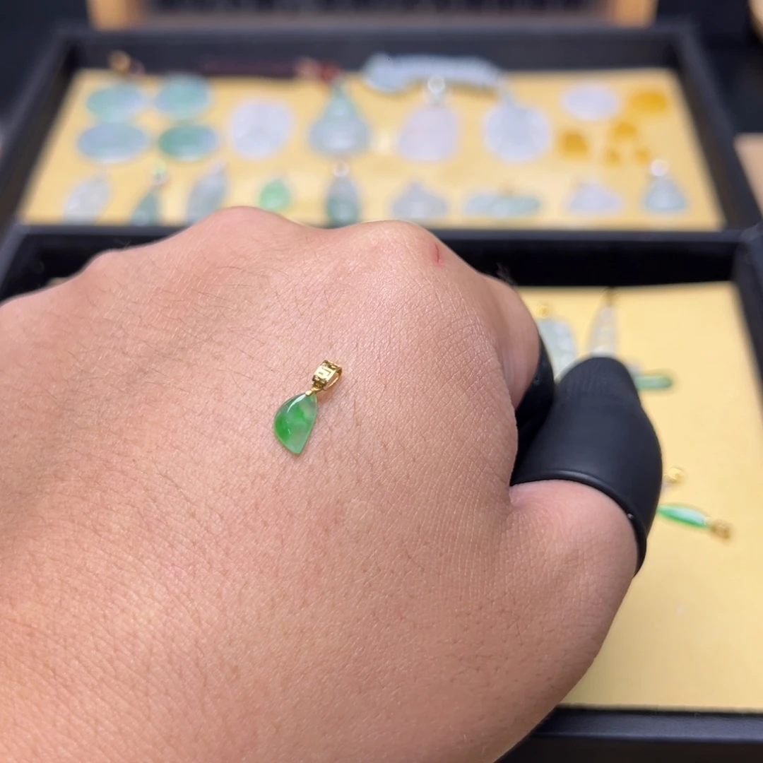 翡翠18K金镶嵌颈饰福瓜