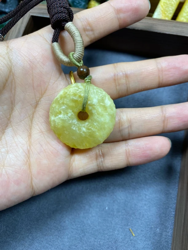 纯天然岫玉纯手工锤纹雕刻挂坠