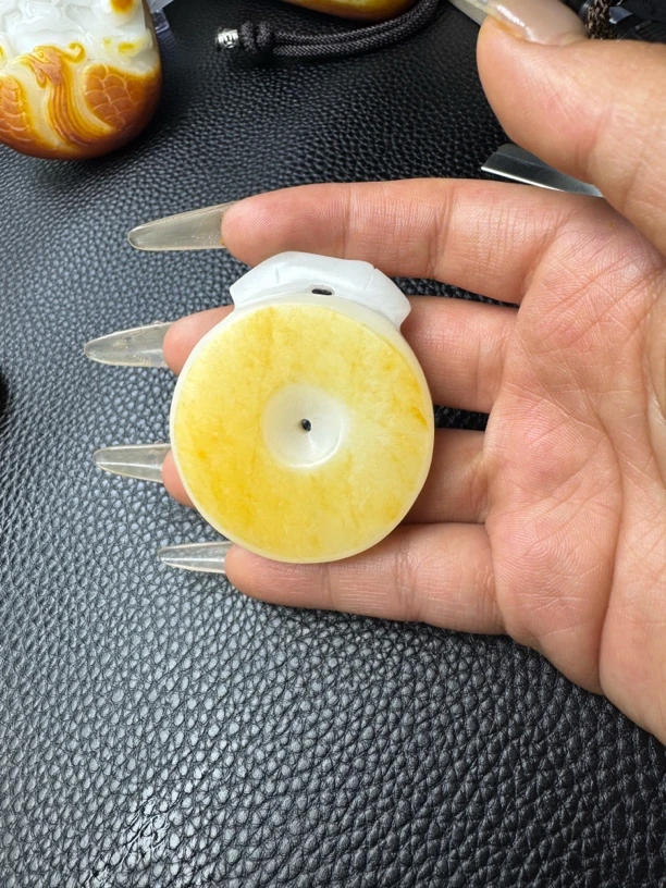 新疆和田玉平安扣吊坠