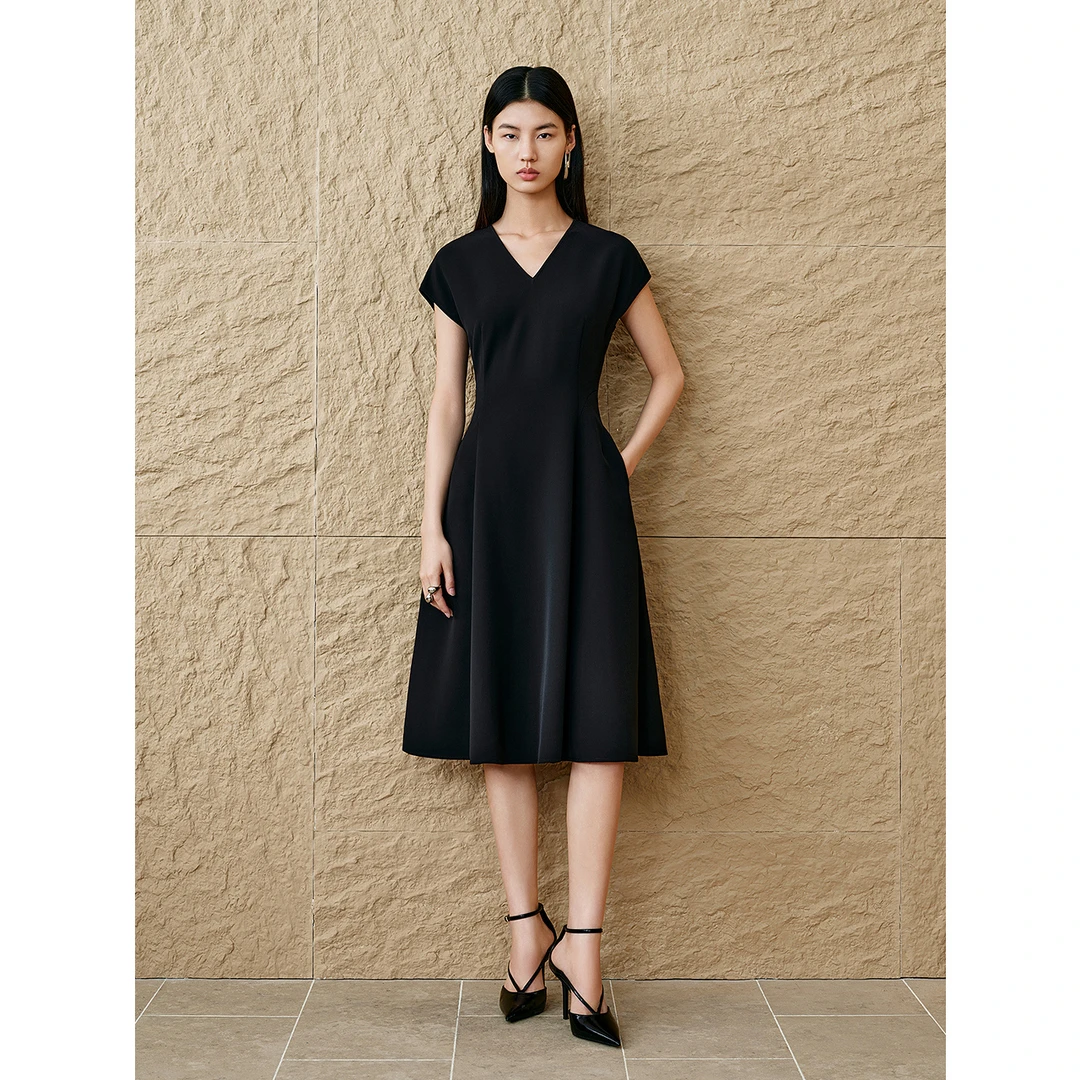 INSUN恩裳专选2025夏季气质解构感法式收腰小黑裙9C65205290