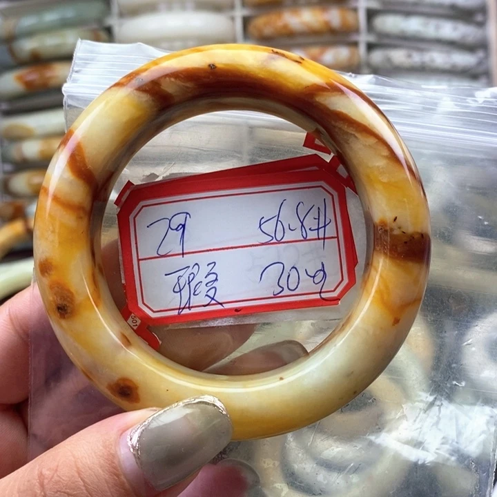 蛇纹石玉未镶嵌颈饰瑕疵
