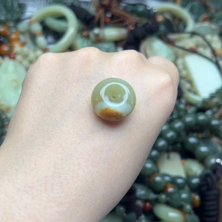 和田玉颈饰未镶嵌爱****?