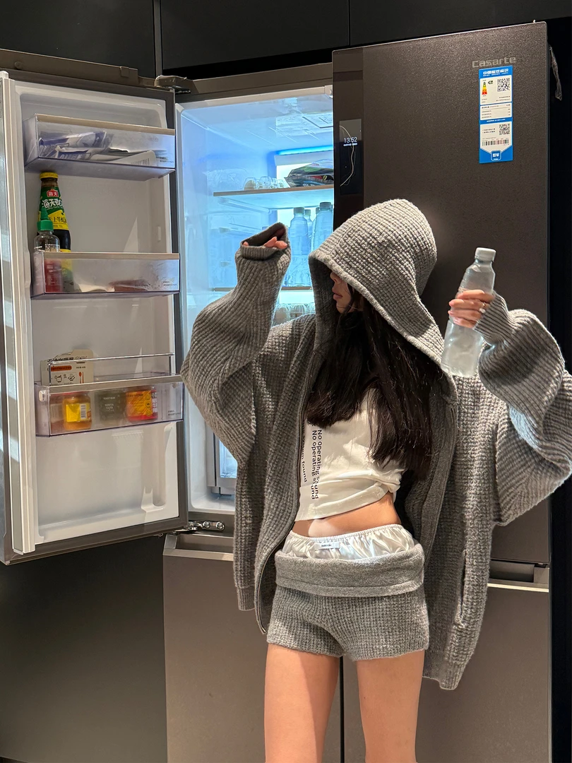 高级感百搭灰色连帽针织开衫外套女2025秋季新款显瘦短裤两件套装