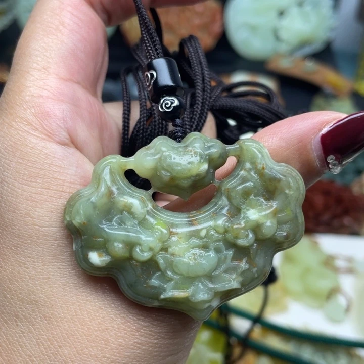 蛇纹石玉未镶嵌颈饰