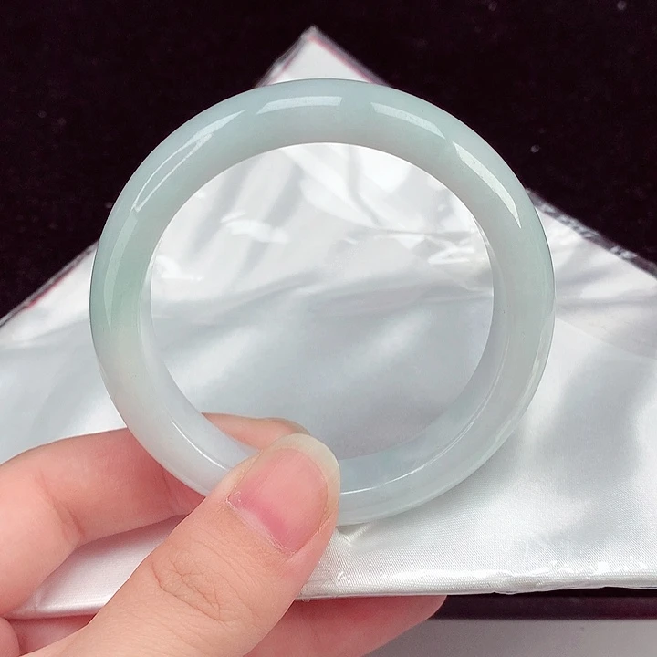 翡翠手镯未镶嵌翡翠