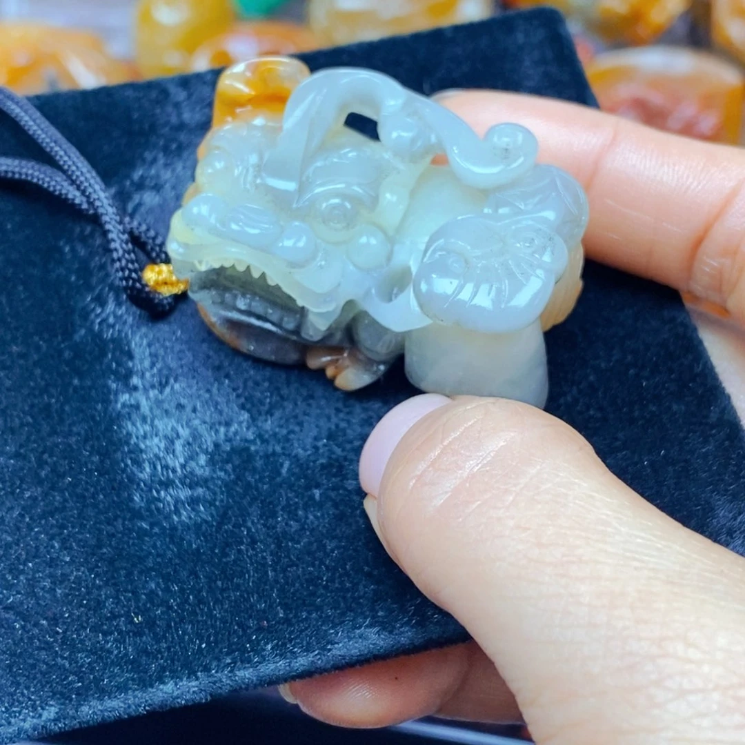 未镶嵌石英质玉（黄龙玉）颈饰