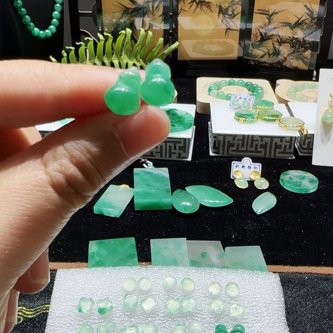 石英质玉颈饰未镶嵌玉****）