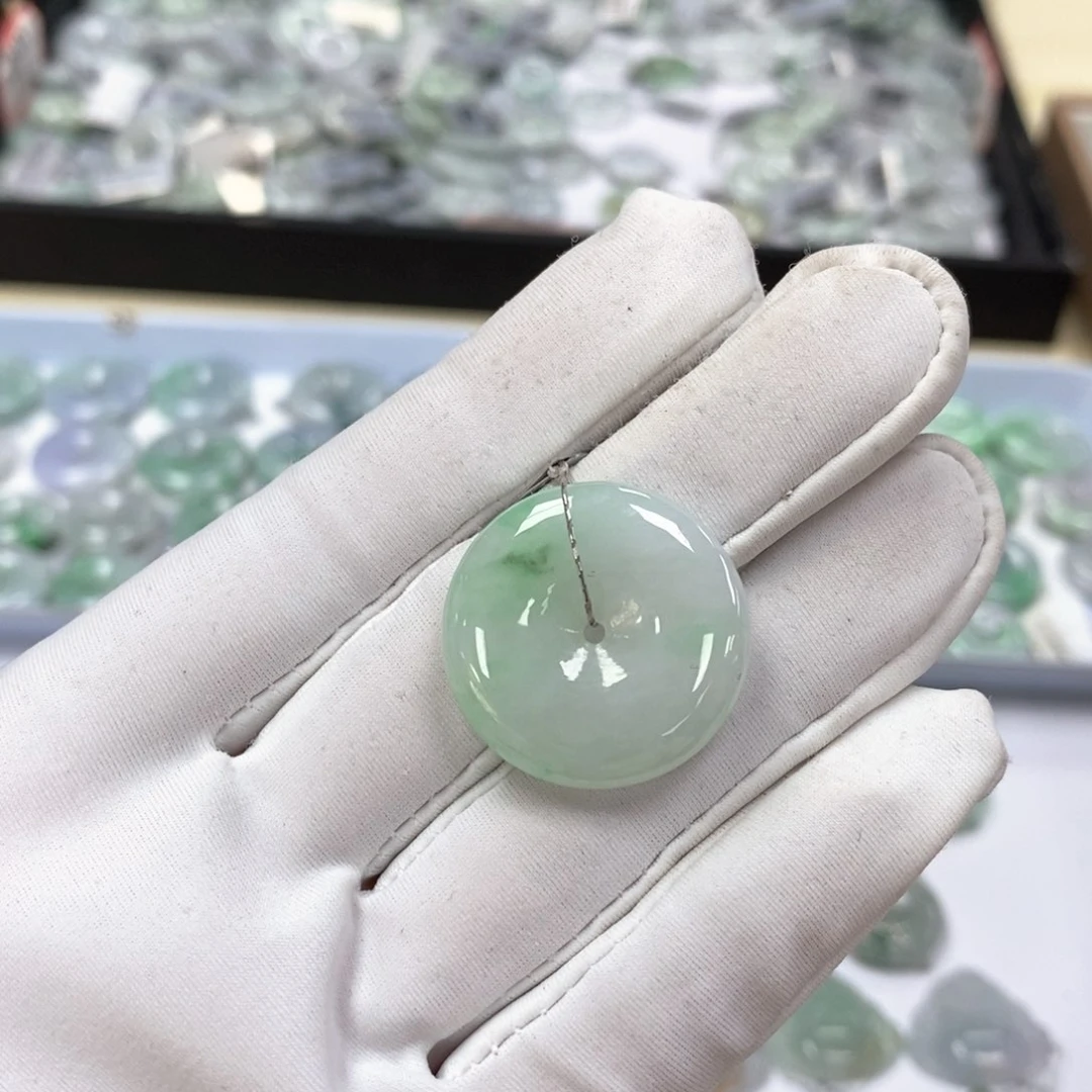 翡翠颈饰未镶嵌平安扣