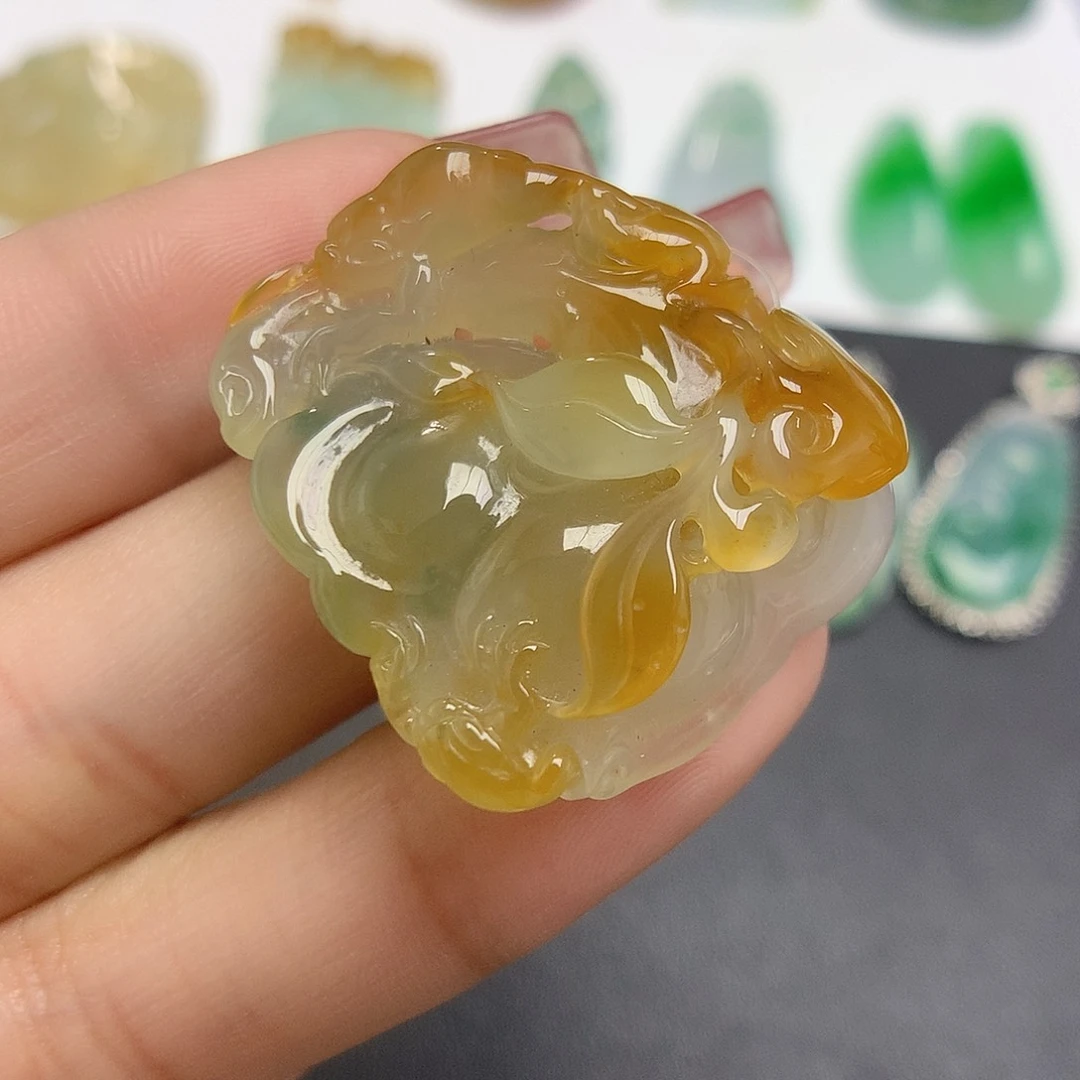 翡翠颈饰未镶嵌如意