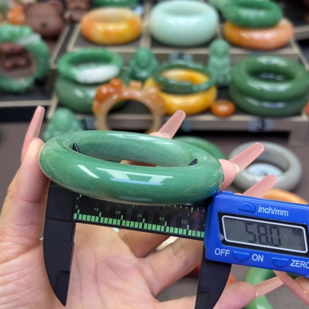 未镶嵌手镯石英岩玉