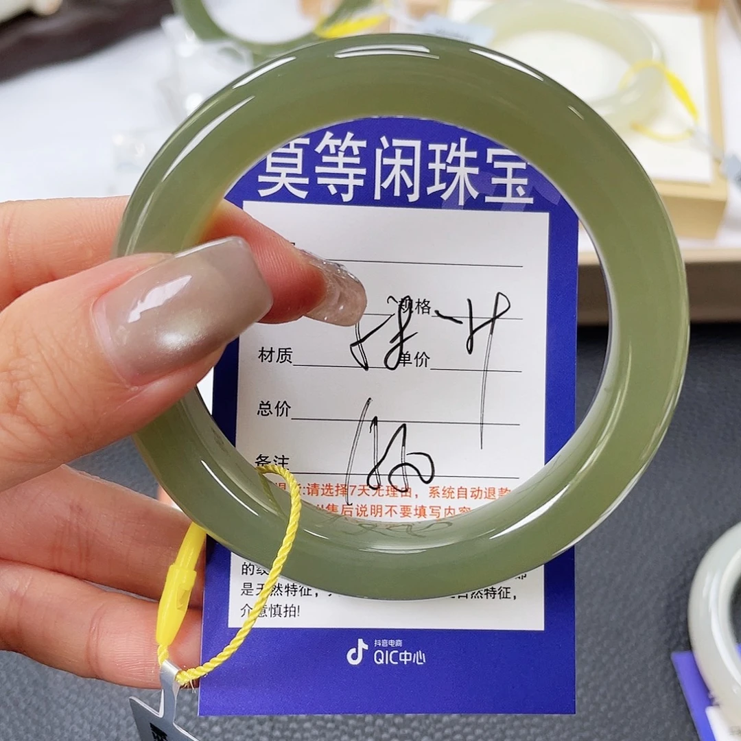 和田玉未镶嵌手镯