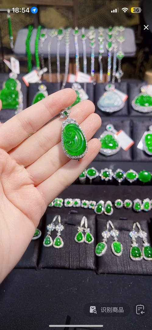 天然翡翠a货吊坠如意