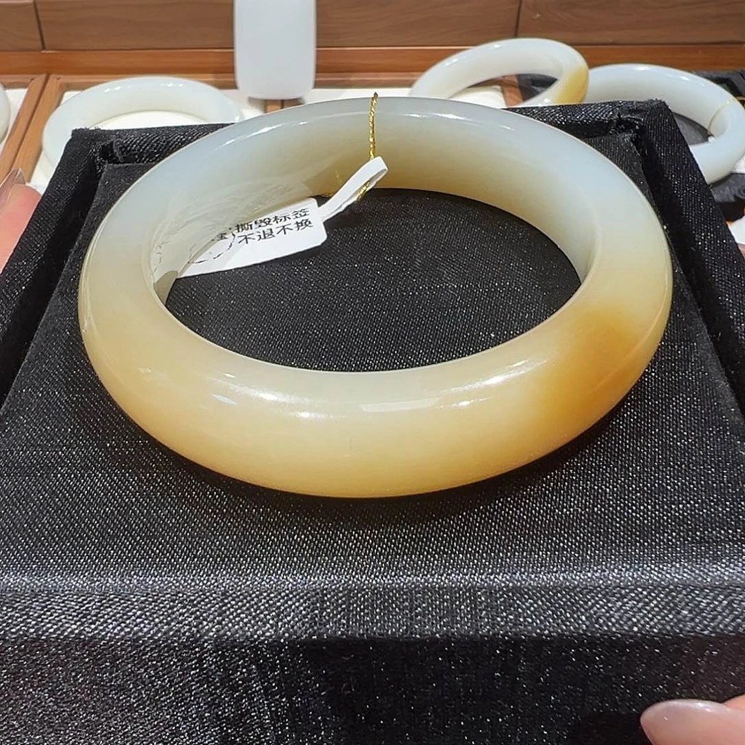 和田玉未镶嵌手镯