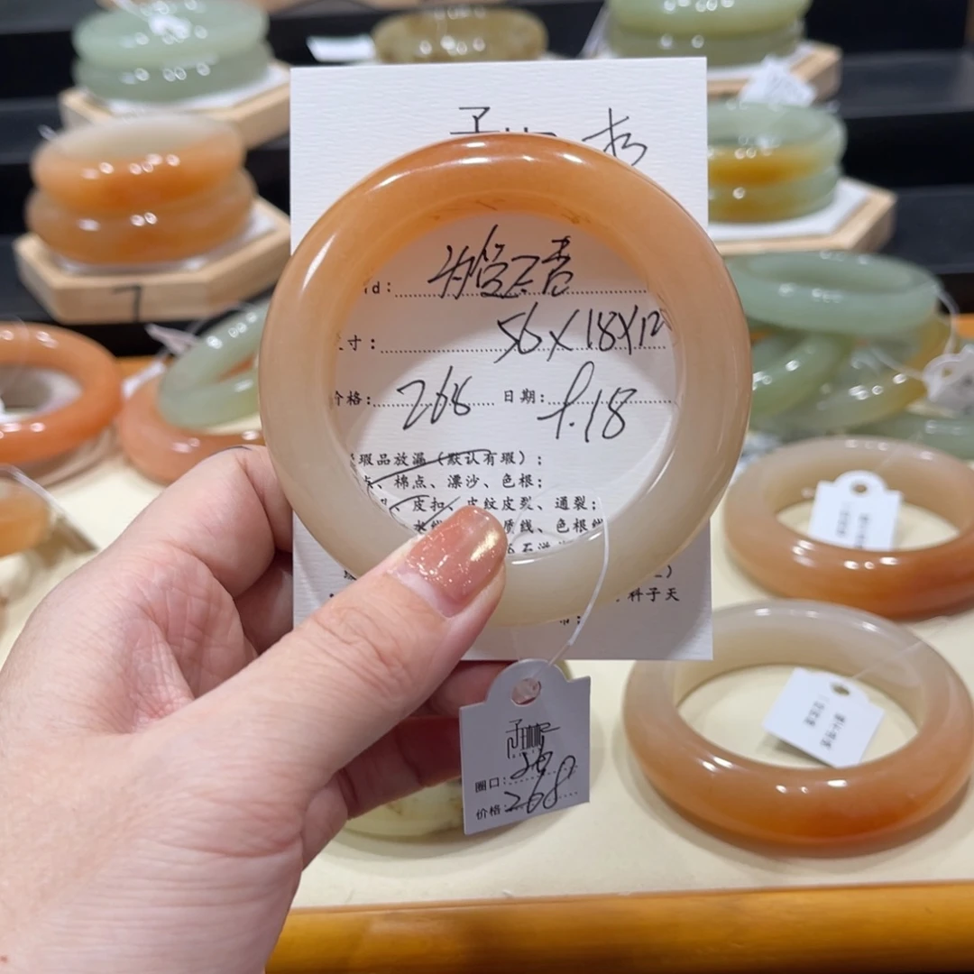 未镶嵌手镯石英质玉为****忧