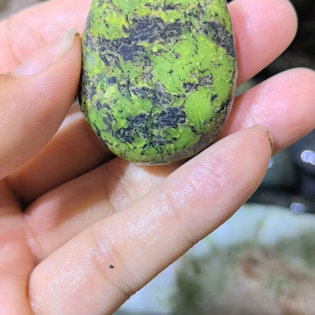 东***韵有机玻璃藏玉药王石原石一个