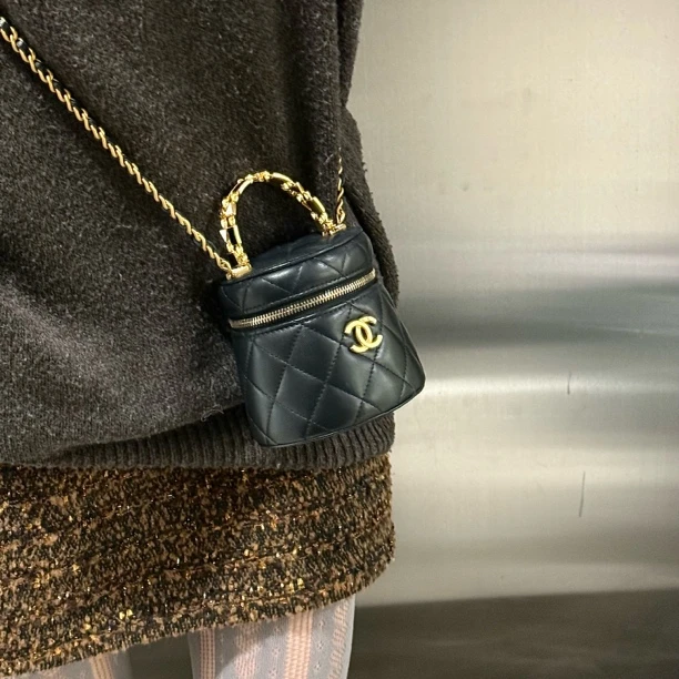 95新 Chanel/香奈儿 黑金珐琅小水桶斜挎包小废包