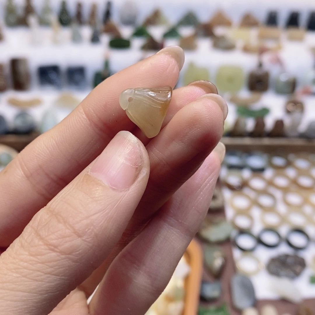 木***馨和田玉未镶嵌颈饰