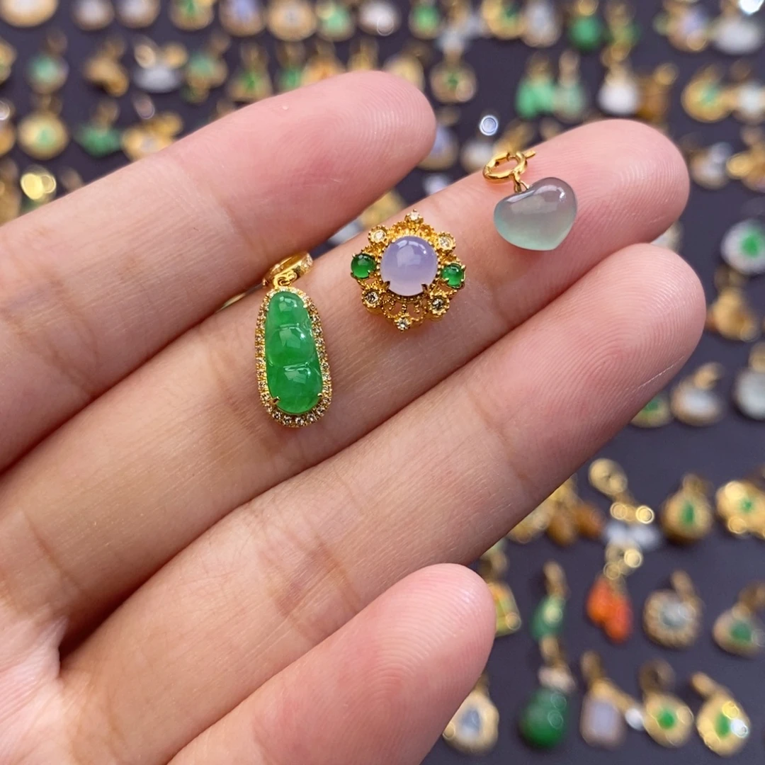 悄***话翡翠18K金镶嵌颈饰翡翠