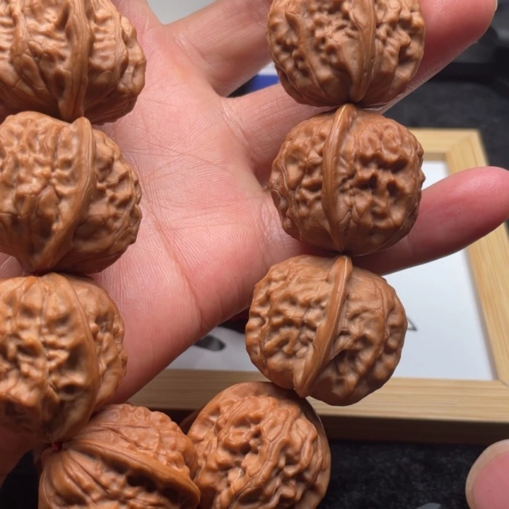 纲***鞠文玩核桃吊坠秦岭以南有许多高山峻岭而手手持