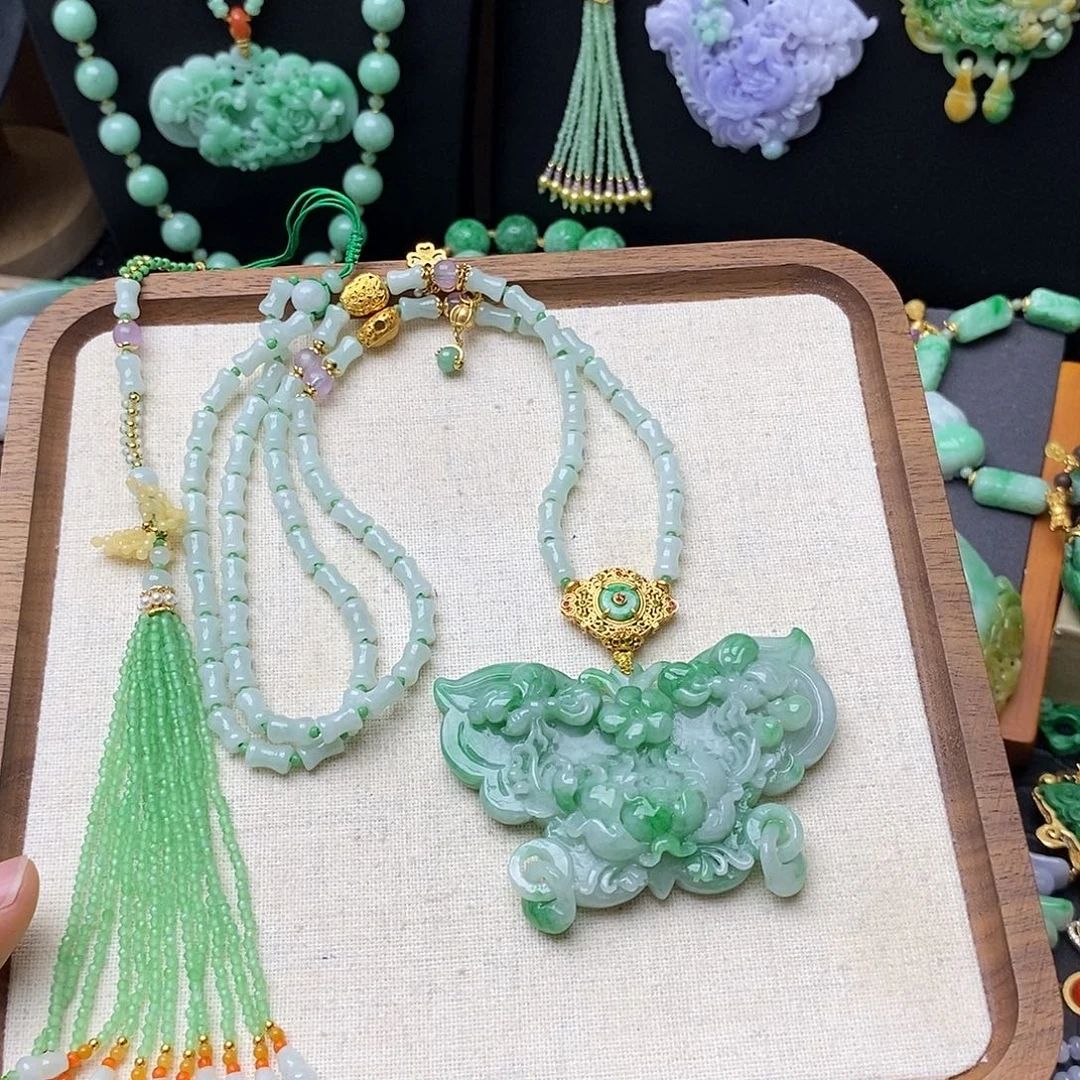 翡翠未镶嵌颈饰蝴蝶