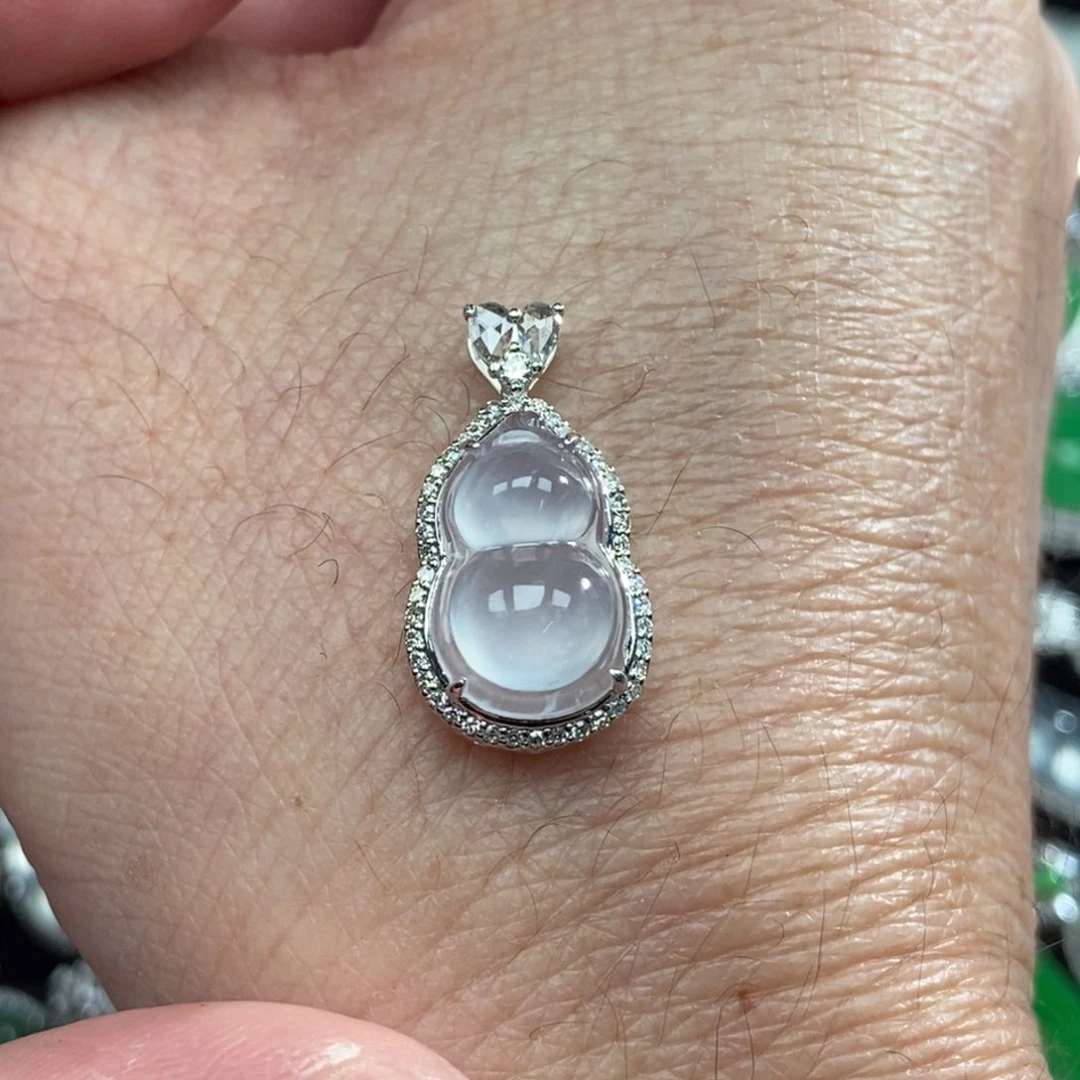 颈饰18K金镶嵌翡翠葫芦