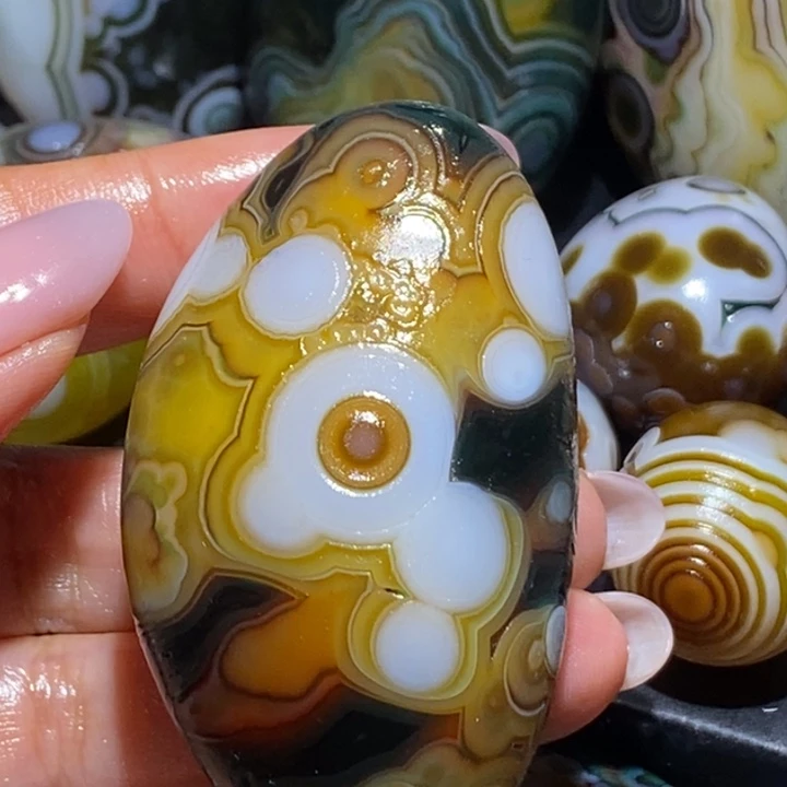 布***尼玛瑙/玉髓未镶嵌珠宝奇石