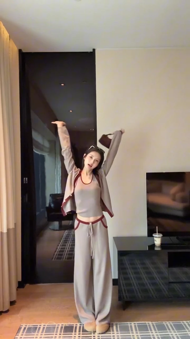 三件套2025秋季新款套装洋气气质减龄吊带时尚阔腿裤休闲开衫女