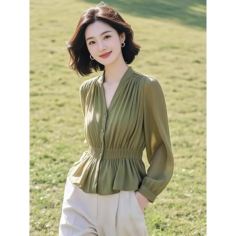 高级感穿搭绿色收腰显瘦衬衫女2025春季新款V领衬衣独特绝美上衣