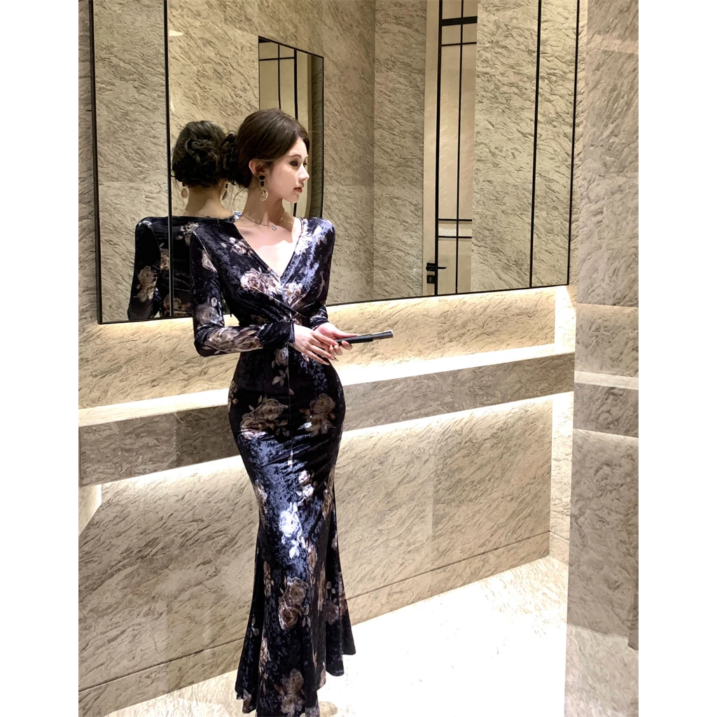 秋冬新款法式气质V领印花丝绒交叉修身收腰显瘦打底辣妹连衣裙女