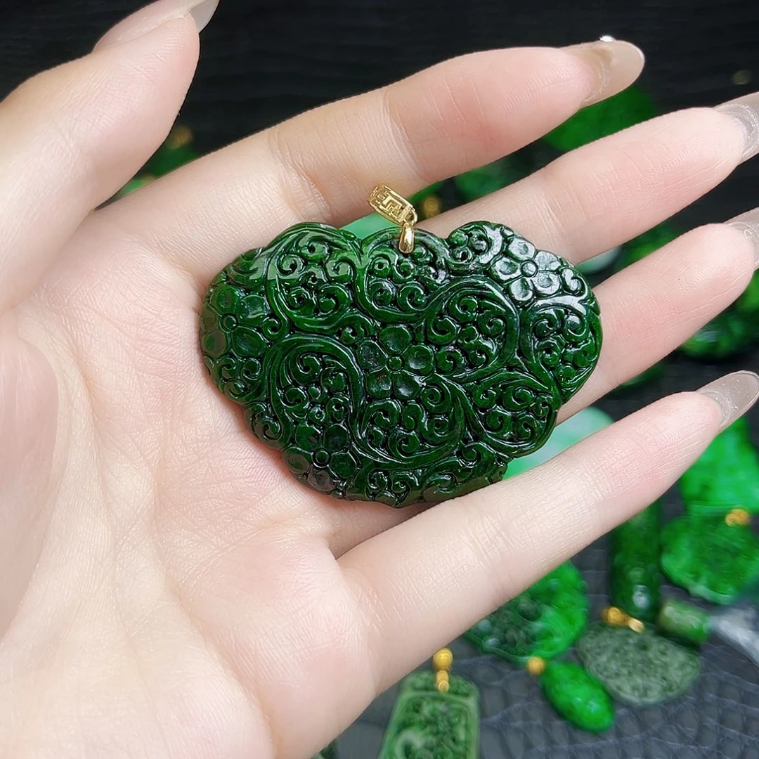 颈饰18K金镶嵌翡翠多样性