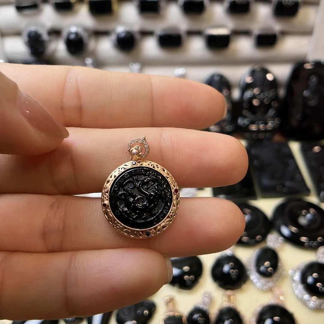 豆***丶翡翠18K金镶嵌颈饰