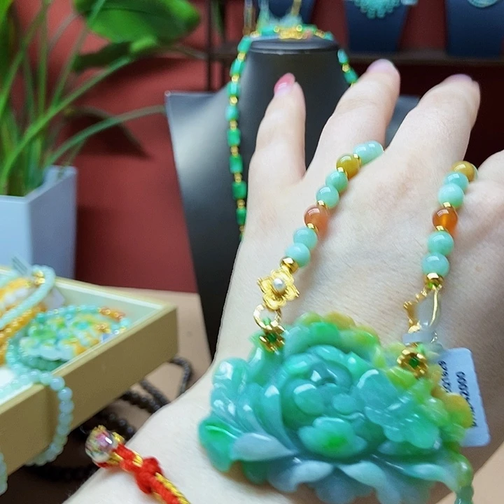 翡翠未镶嵌颈饰吊坠