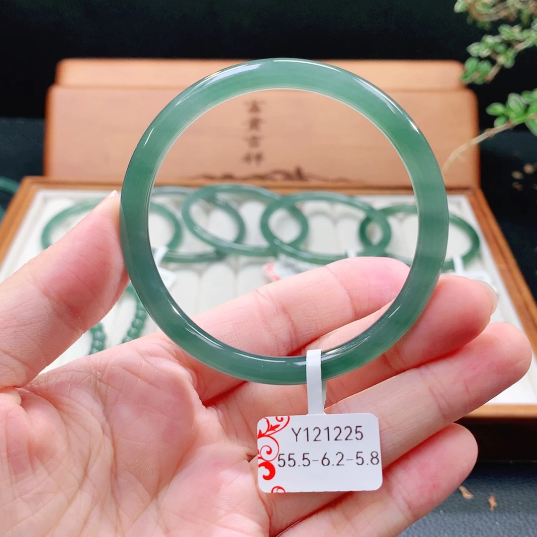 翡翠手镯（圆镯）未镶嵌