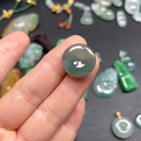 翡翠颈饰未镶嵌小**奇