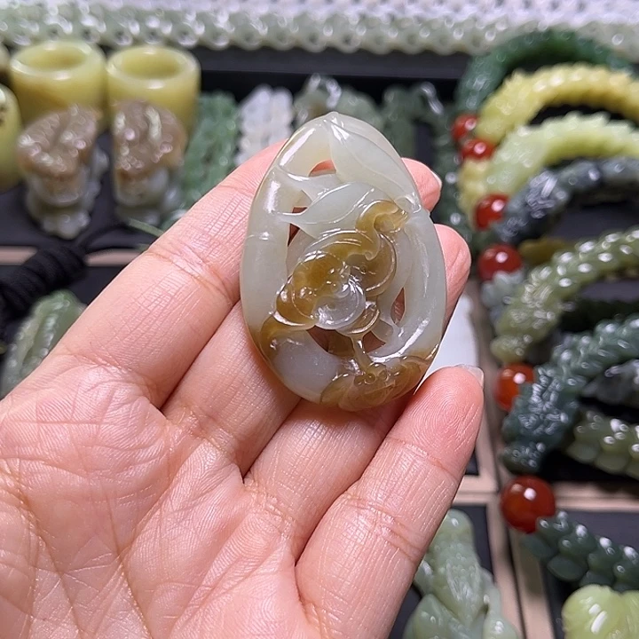 好***连和田玉未镶嵌挂件