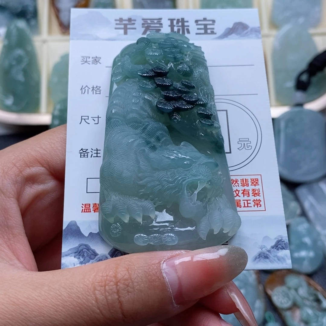 翡翠颈饰未镶嵌匆**客下山虎