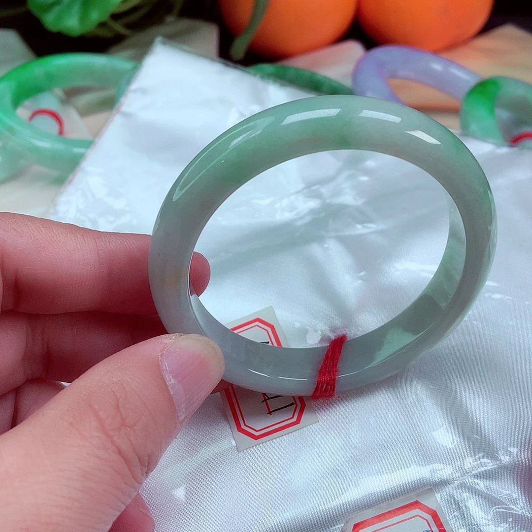 翡翠手镯（圆镯）未镶嵌圈口57