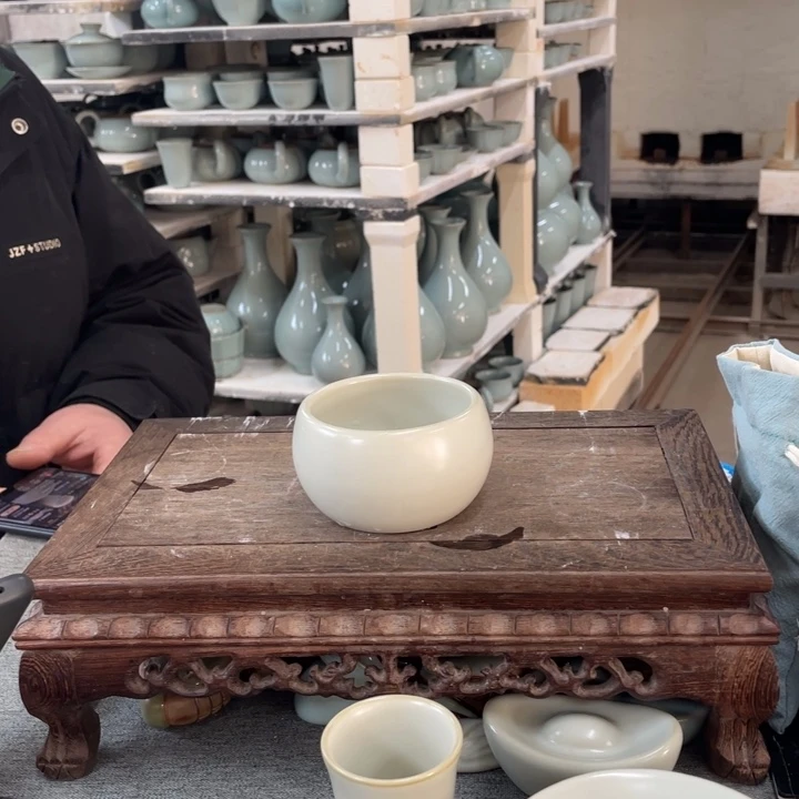 摆件月白釉手拉支烧鼓型杯