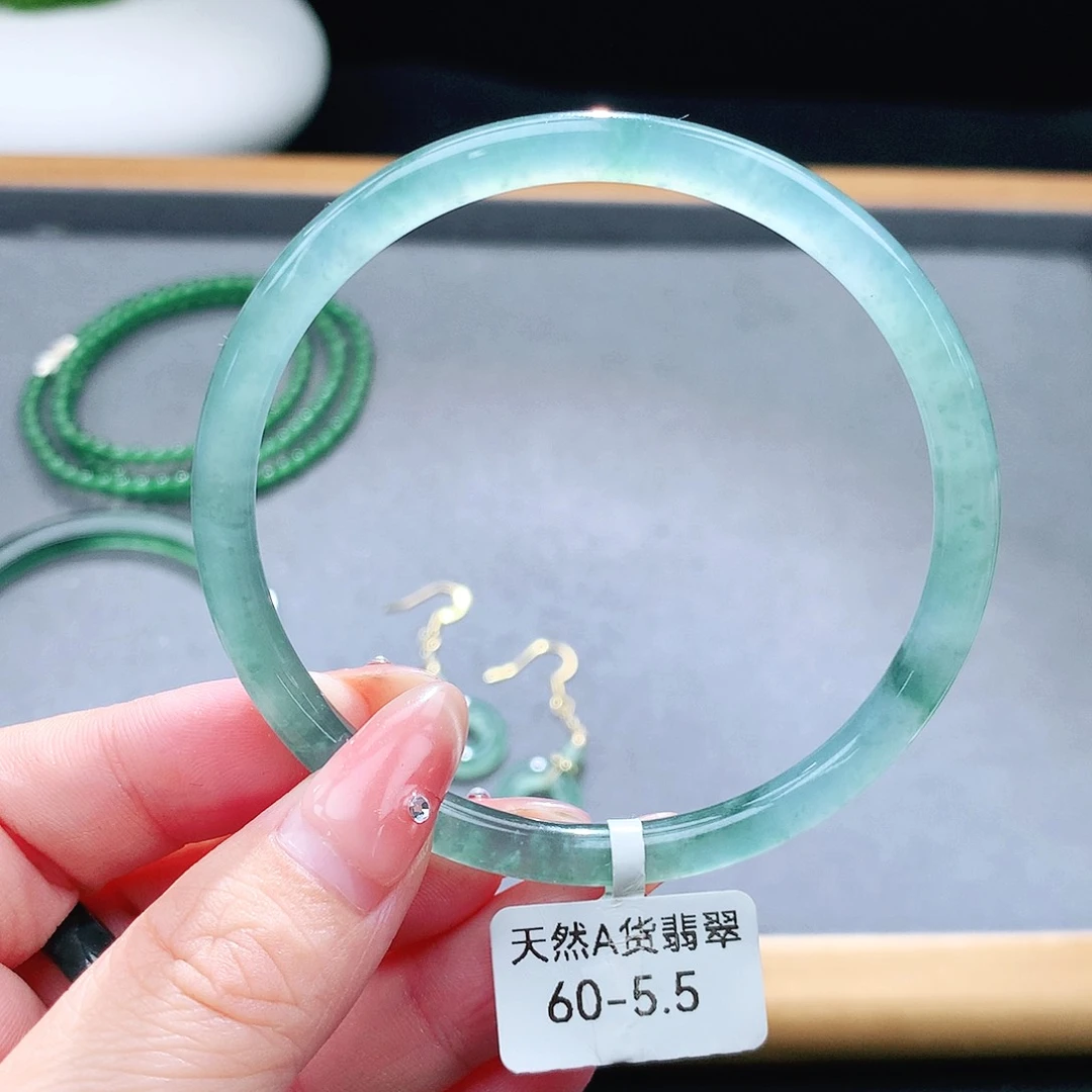 未镶嵌手镯（圆镯）翡翠