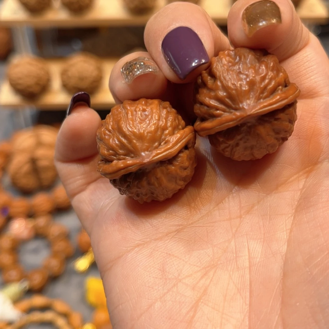 文玩核桃把件红皮胖墩墩