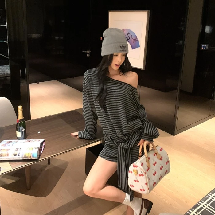 慵懒风条纹运动套装女秋季新款复古炸街设计感斜肩上衣短裤两件套
