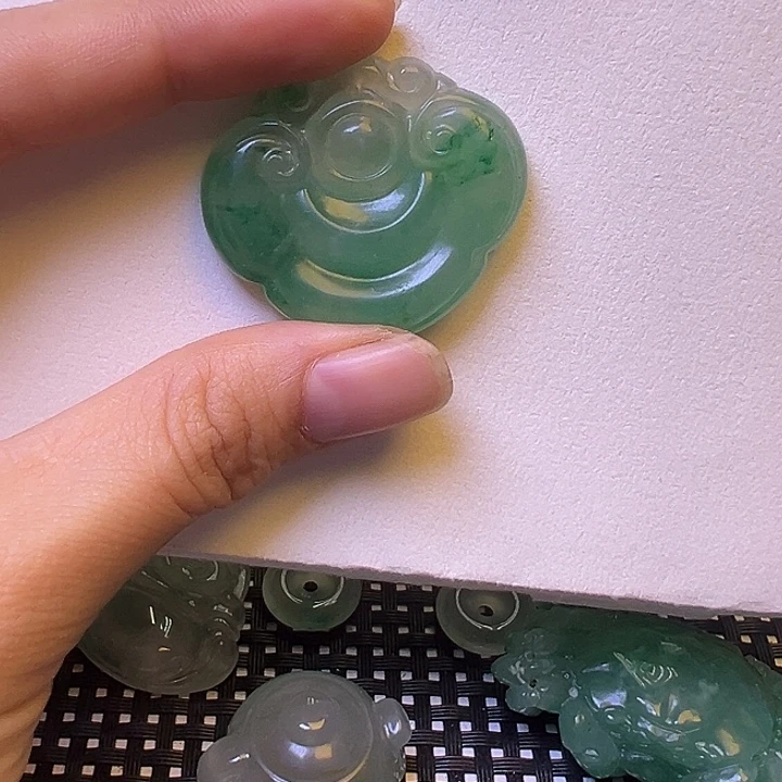 石英质玉(非洲翠)未镶嵌颈饰